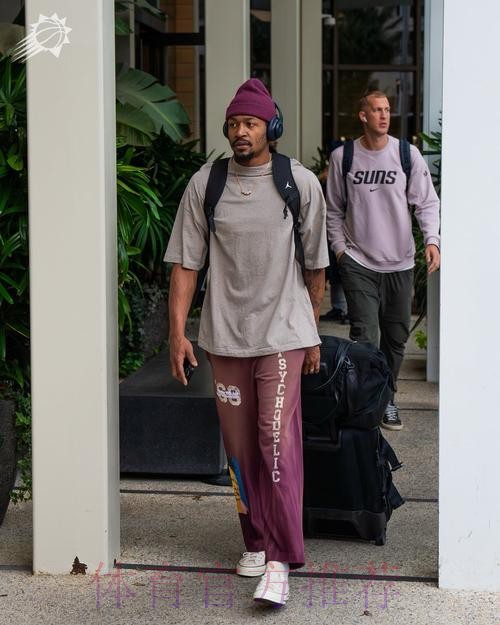 气质非凡！太阳官媒晒众球员入场穿搭照：一周工作圆满结束